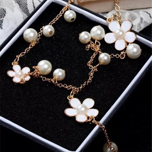 Jewelry - ⭐️NEW⭐️Long Pearl&Flower Gold Necklace